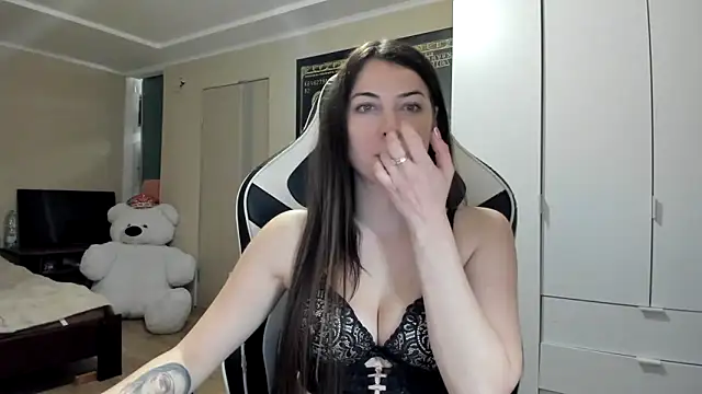 Snapshot of EmiLovsi chatting on 10/27/25, 09:41 EmiLovsi online show from 10/27/25, 09:41