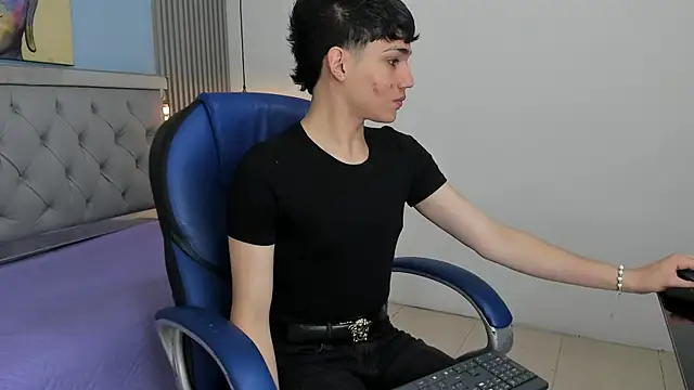 Snapshot of SamBlack_ chatting on 04/18/26, 12:42 SamBlack online show from 04/18/26, 12:42
