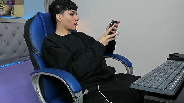 Snapshot of SamBlack_ chatting on 04/25/26, 01:36 SamBlack online show from 04/25/26, 01:36
