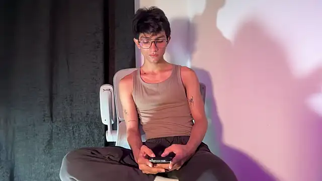 Snapshot of Angel_bunny2 chatting on 11/11/25, 03:39 Angel bunny2 online show from 11/11/25, 03:39