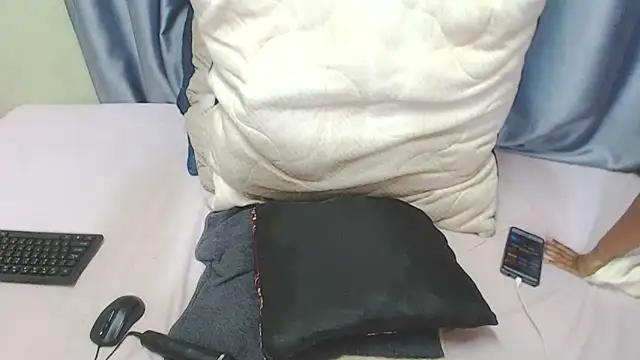 Snapshot of HornyEbony4u chatting on 12/18/25, 02:01 HornyEbony4u online show from 12/18/25, 02:01