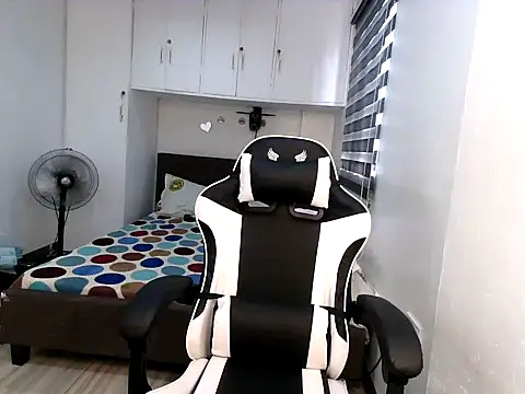 eattmebabyy online show from 11/28/25, 02:47