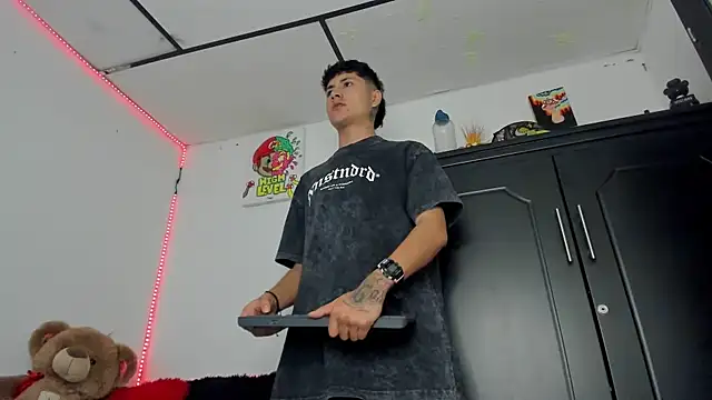 Snapshot of Mateo_Escobar chatting on 11/02/25, 08:00 Mateo Escobar online show from 11/02/25, 08:00