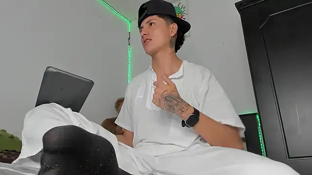 Snapshot of Mateo_Escobar chatting on 11/21/25, 10:52 Mateo Escobar online show from 11/21/25, 10:52