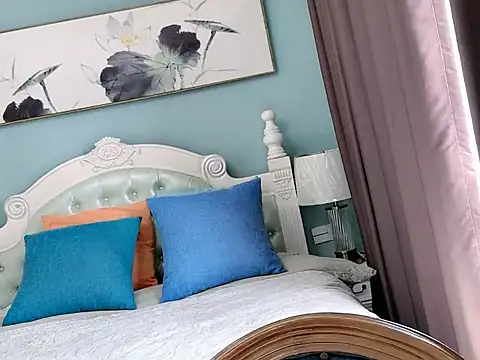 Snapshot of sarah111 chatting on 10/28/25, 03:43 sarah111 online show from 10/28/25, 03:43