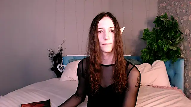 Snapshot of SilverMuse chatting on 12/16/25, 08:14 SilverMuse online show from 12/16/25, 08:14