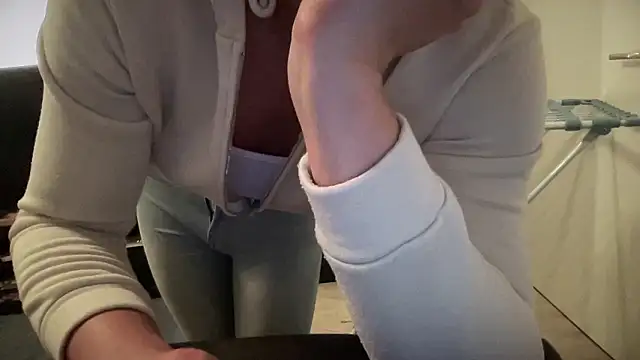 Snapshot of Sweetbooy90 chatting on 01/18/26, 01:42 Sweetbooy90 online show from 01/18/26, 01:42