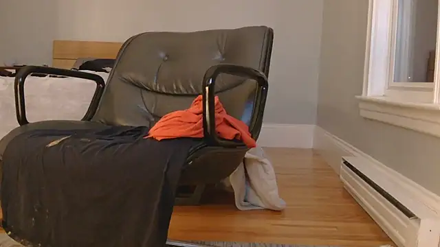 Snapshot of hungbottom603 chatting on 12/15/25, 11:42 hungbottom603 online show from 12/15/25, 11:42