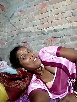Snapshot of Savita992 chatting on 10/21/25, 10:21 Savita992 online show from 10/21/25, 10:21