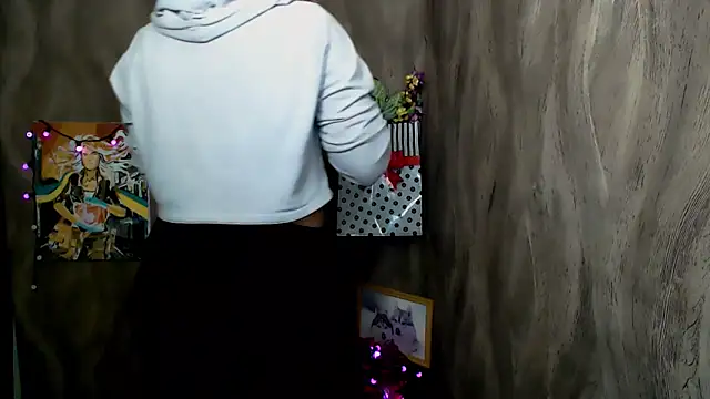 Snapshot of Linda_S_ chatting on 12/18/25, 04:24 Linda S online show from 12/18/25, 04:24