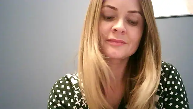 Snapshot of Ginger-bb chatting on 12/02/25, 01:17 Ginger-bb online show from 12/02/25, 01:17