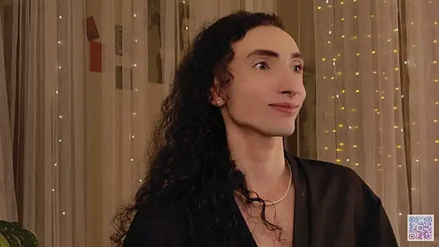 Snapshot of Queen_of_tease chatting on 11/21/25, 09:46 Queen of tease online show from 11/21/25, 09:46