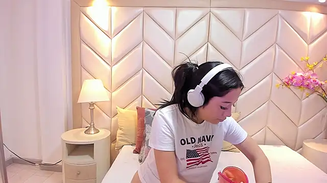 Snapshot of BarbieMonet chatting on 10/23/25, 11:53 BarbieMonet online show from 10/23/25, 11:53