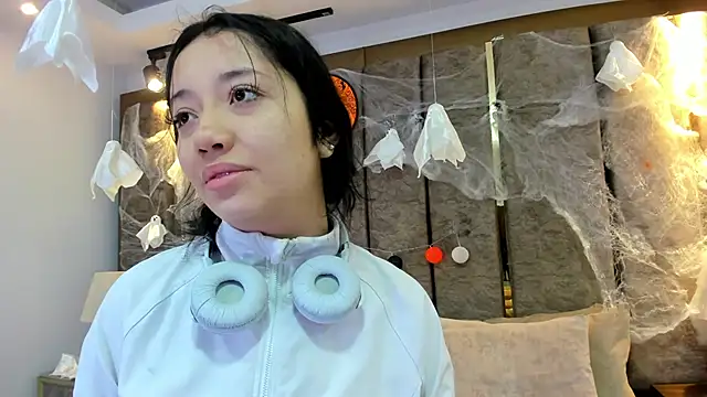 Snapshot of BarbieMonet chatting on 11/02/25, 12:51 BarbieMonet online show from 11/02/25, 12:51