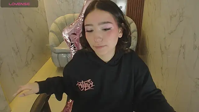 venuss09 s online show from 12/14/25, 01:49