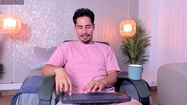 Snapshot of loghan_fox chatting on 09/28/25, 03:45 loghan fox online show from 09/28/25, 03:45