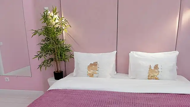 NoraHaynes online show from 10/12/25, 03:05