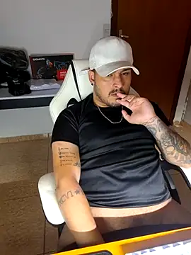 Snapshot of Mineirinhoot chatting on 12/21/25, 03:02 Mineirinhoot online show from 12/21/25, 03:02