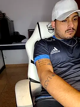 Snapshot of Mineirinhoot chatting on 12/22/25, 03:58 Mineirinhoot online show from 12/22/25, 03:58