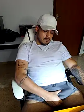 Snapshot of Mineirinhoot chatting on 12/23/25, 03:37 Mineirinhoot online show from 12/23/25, 03:37