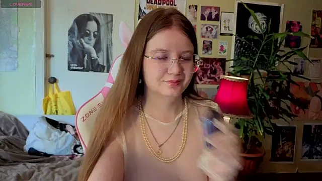 Snapshot of Sienna-Cow chatting on 09/19/25, 10:38 Sienna-Cow online show from 09/19/25, 10:38