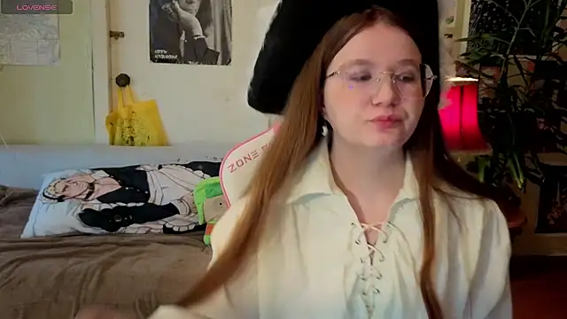 Snapshot of Sienna-Cow chatting on 09/23/25, 11:02 Sienna-Cow online show from 09/23/25, 11:02