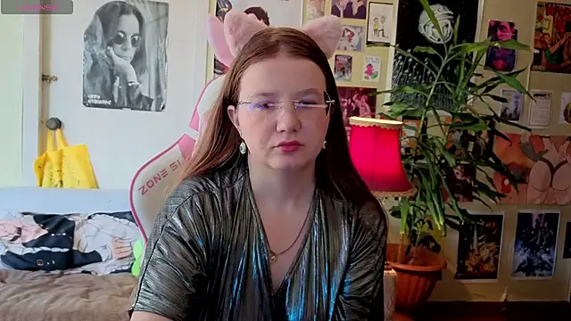 Snapshot of Sienna-Cow chatting on 09/24/25, 11:02 Sienna-Cow online show from 09/24/25, 11:02