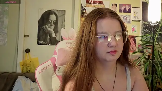 Snapshot of Sienna-Cow chatting on 10/22/25, 12:05 Sienna-Cow online show from 10/22/25, 12:05