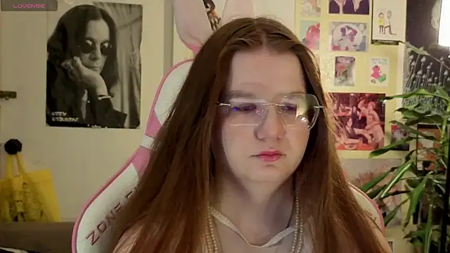 Snapshot of Sienna-Cow chatting on 10/25/25, 01:07 Sienna-Cow online show from 10/25/25, 01:07