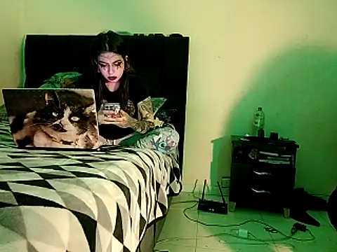 Snapshot of saenzjulieta1 chatting on 10/29/25, 12:57 saenzjulieta1 online show from 10/29/25, 12:57