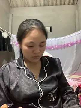 Snapshot of NhuFox chatting on 10/04/25, 12:58 NhuFox online show from 10/04/25, 12:58