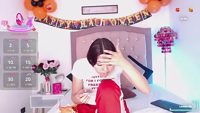 Snapshot of AmelieAndAce chatting on 10/08/25, 12:58 AmelieAndAce online show from 10/08/25, 12:58