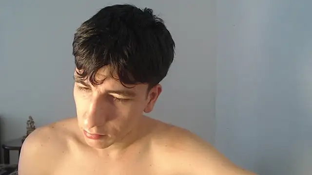 Snapshot of younewmaster chatting on 10/01/25, 06:03 younewmaster online show from 10/01/25, 06:03