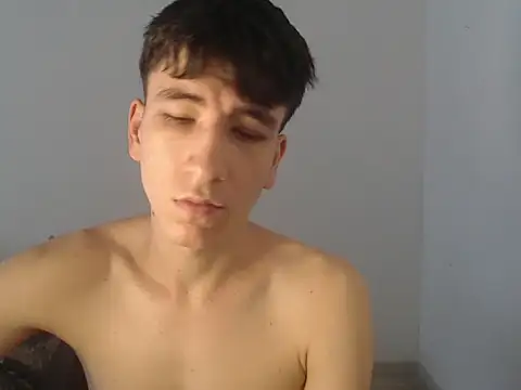 Snapshot of younewmaster chatting on 10/15/25, 05:24 younewmaster online show from 10/15/25, 05:24