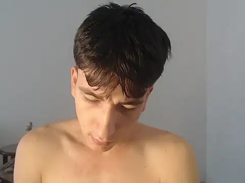 Snapshot of younewmaster chatting on 10/16/25, 02:29 younewmaster online show from 10/16/25, 02:29