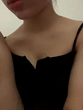 Nguyenha11 online show from 10/06/25, 08:23