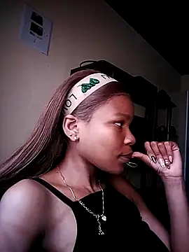 Seductive Yellow Titties online show from 10/28/25, 07:01