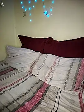 Seductive Yellow Titties online show from 02/14/26, 09:17