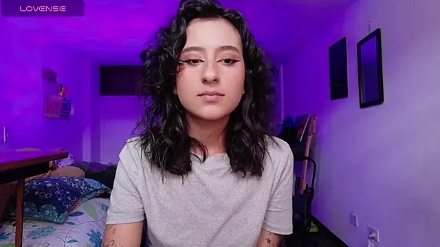 Snapshot of atenea_dragon__ chatting on 11/26/25, 08:43 atenea dragon online show from 11/26/25, 08:43