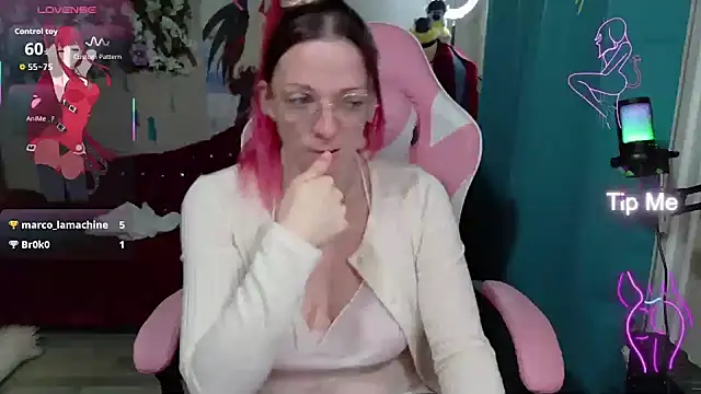 Snapshot of rubystrip chatting on 11/20/25, 08:19 rubystrip online show from 11/20/25, 08:19