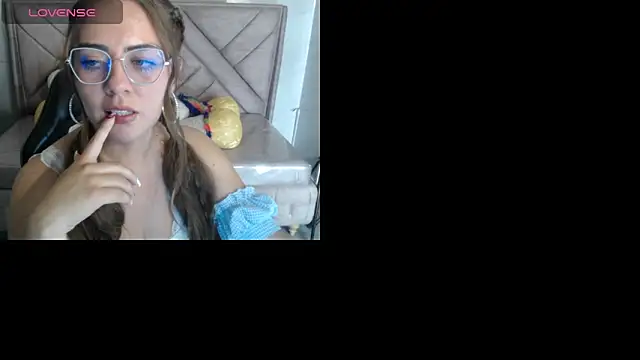 Luna Star v online show from 11/12/25, 03:07