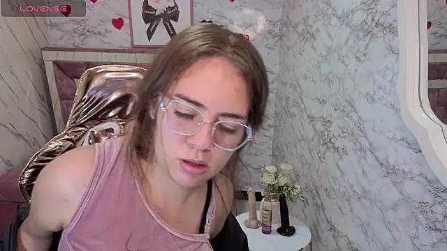 Luna Star v online show from 11/15/25, 08:38