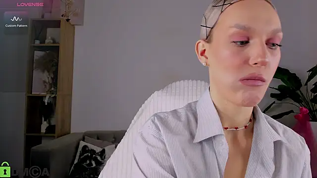 Ice Strawberry online show from 04/03/26, 03:04