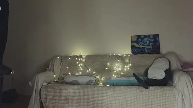 Snapshot of Pixxxis chatting on 10/21/25, 02:12 Pixxxis online show from 10/21/25, 02:12