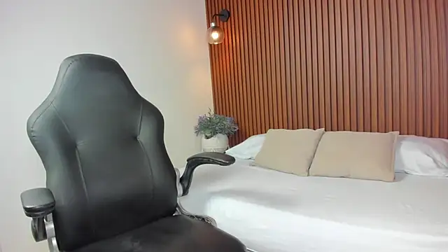 Snapshot of luccia_smith chatting on 09/12/25, 12:38 luccia smith online show from 09/12/25, 12:38