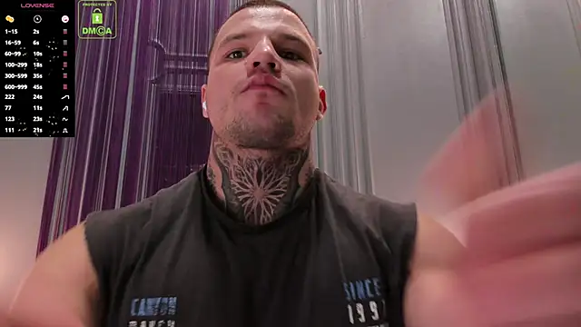 Snapshot of OliverSport chatting on 02/11/25, 03:40 OliverSport online show from 02/11/25, 03:40