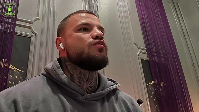 Snapshot of OliverSport chatting on 10/16/25, 03:35 OliverSport online show from 10/16/25, 03:35