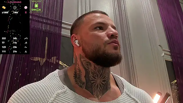 Snapshot of OliverSport chatting on 10/17/25, 03:47 OliverSport online show from 10/17/25, 03:47