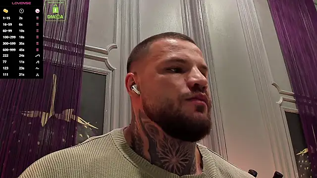 Snapshot of OliverSport chatting on 10/25/25, 10:56 OliverSport online show from 10/25/25, 10:56