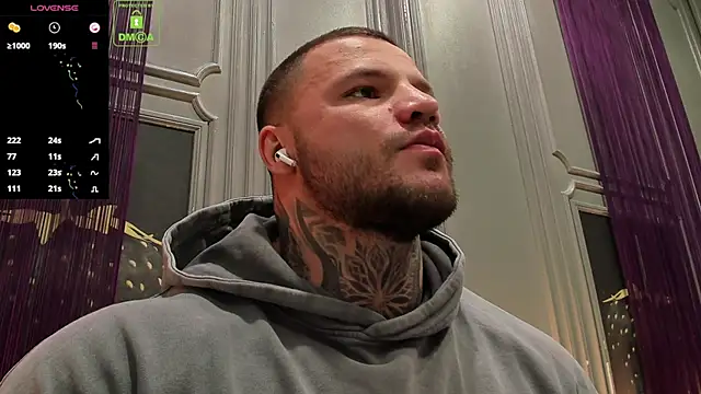 Snapshot of OliverSport chatting on 11/15/25, 03:52 OliverSport online show from 11/15/25, 03:52